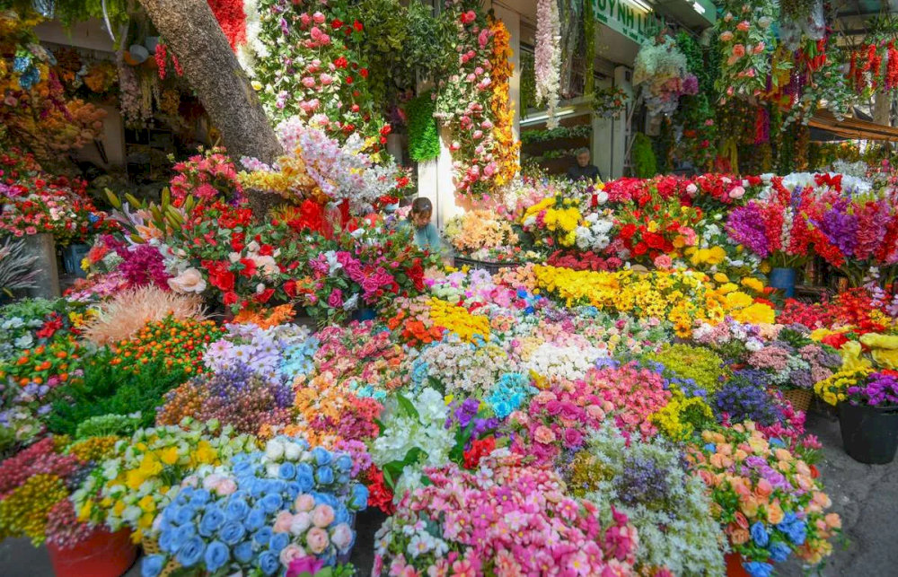 Whether you're a flower enthusiast or simply looking to immerse yourself in the local vibe, Quang Ba Flower Market is a must-see destination near West Lake